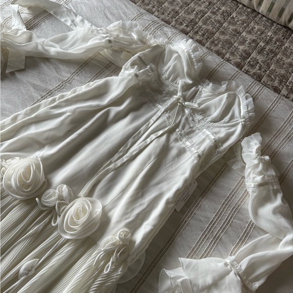 Elegant White Off-Shoulder Dress - Picture 3 of 5